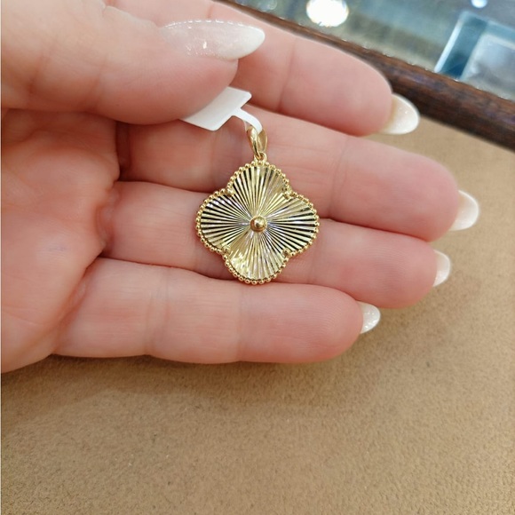 yellow gold 18 karat pendant.
5.22 grams of pure 18 k yellow gold. - Picture 11 of 11